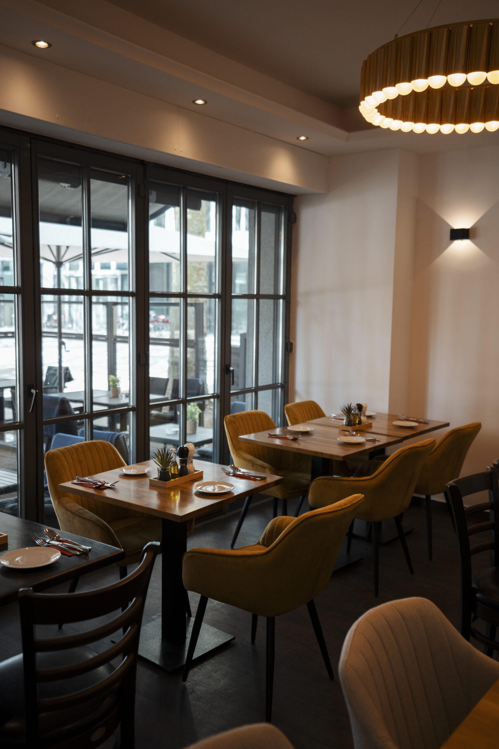 Gemütlich eingerichtetes Restaurant mit Tischen